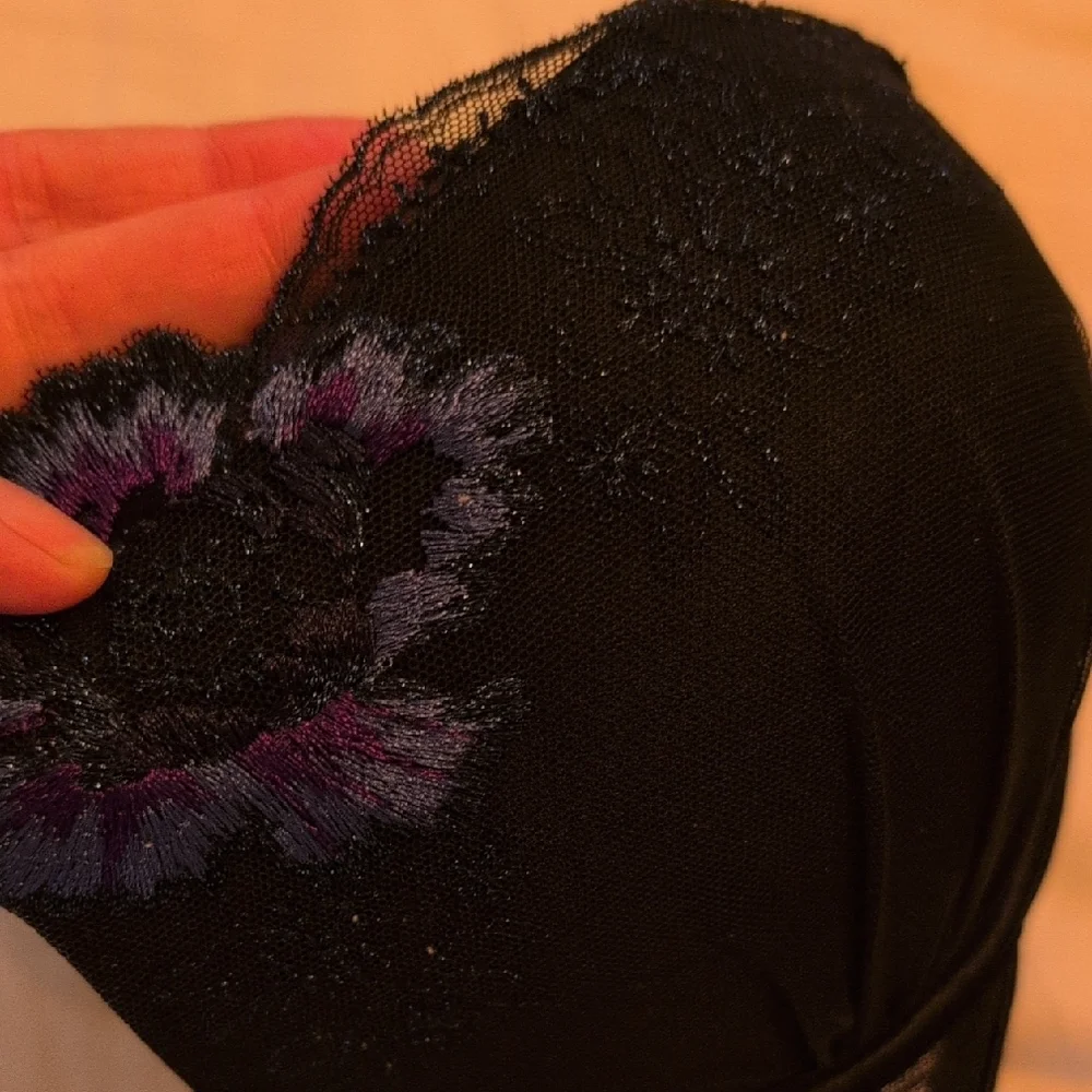 Victoria's Secret Black and Blue Floral Lace Bra - Picture 12 of 12